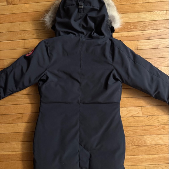 Like New Canada Goose Women’s Victoria Dark Navy Ski Parka with Detachable Fur - Picture 5 of 12